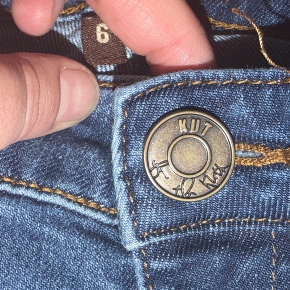 Women's size 6 Kut from the Kloth Distressed Blue Jeans - Picture 6 of 7
